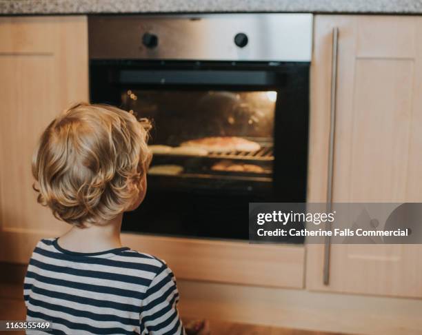 watching the oven - microwave oven stockfoto's en -beelden