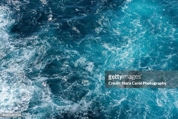 aerial view of rough sea waves - océano pacífico fotografías e imágenes de stock