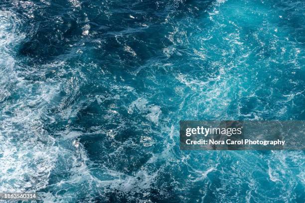 aerial view of rough sea waves - pacific photos et images de collection