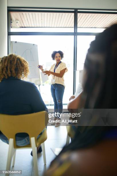 彼女は彼らの完全な注意を持っている - south africa training session ストックフォトと画像