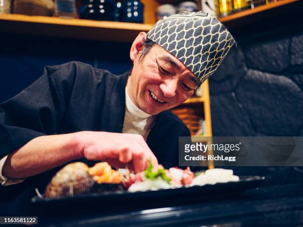 寿司屋の日本の寿司シェフ - chef man ストックフォトと画像