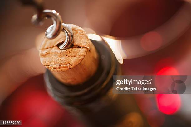 close up of corkscrew in cork - kurk drankenbenodigdheden stockfoto's en -beelden