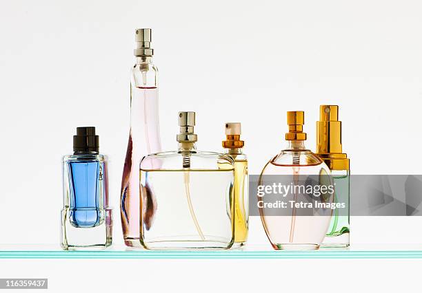 close up of perfume sprayers - parfum foto e immagini stock