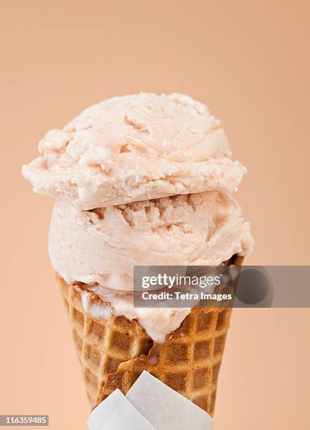 close up of vanilla ice cream cone - aardbeienijs stockfoto's en -beelden