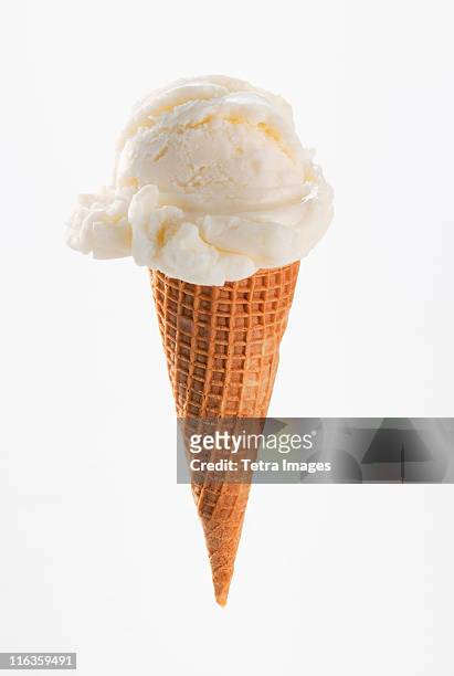 close up of vanilla ice cream cone - vanille roomijs stockfoto's en -beelden