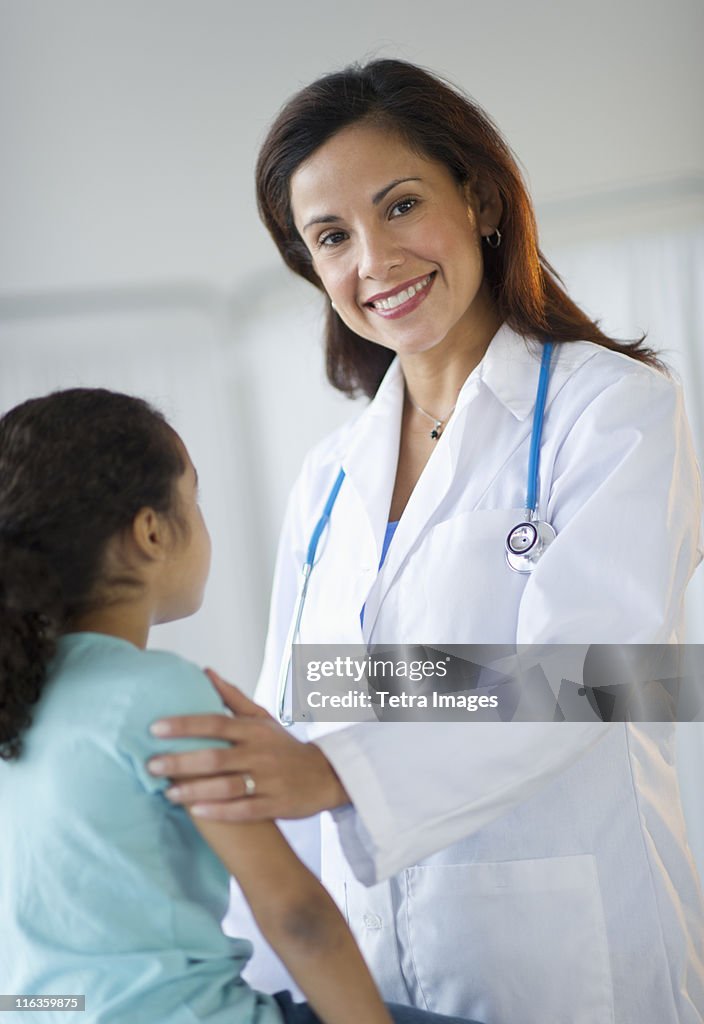 USA, New Jersey, Jersey City, female pediatrician examining girl (6-7) in doctor's office