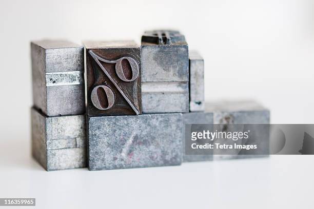 close up of printing blocks with percentage sign - grupo médio de objetos - fotografias e filmes do acervo