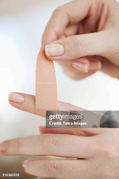 https://media.gettyimages.com/id/116360233/de/foto/studio-shot-of-woman-sticking-adhesive-bandage-on-finger.jpg?s=612x612&w=gi&k=20&c=t1cohywjBOyYDCi_zFU5DFoZvx8bbWn8G1I4ZHExPro=