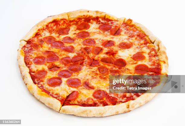 studio shot of pepperoni pizza - pizza de chorizo fotografías e imágenes de stock