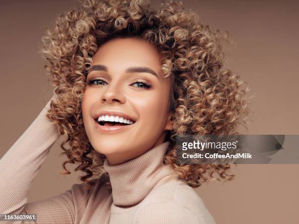 vacker kvinna - afro hairstyle bildbanksfoton och bilder