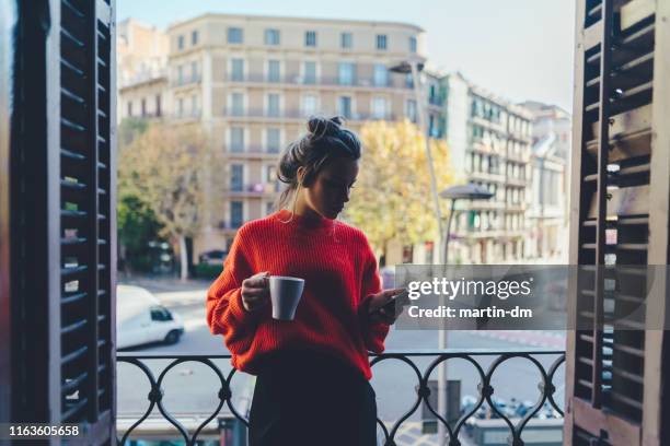 fille buvant le café au balcon à barcelone - balcony stock photos et images de collection