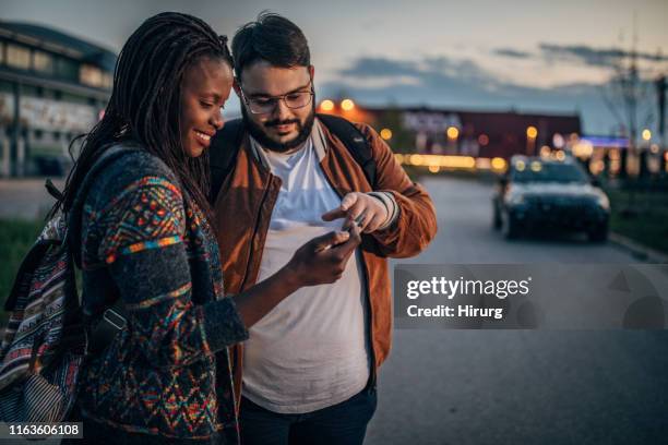 koppel met behulp van smart phone om hotel richting te vinden - chubby stockfoto's en -beelden