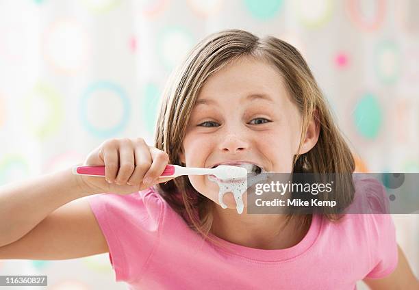 usa, utah, lehi, girl (10-11) brushing teeth in messy way - lehi stock-fotos und bilder