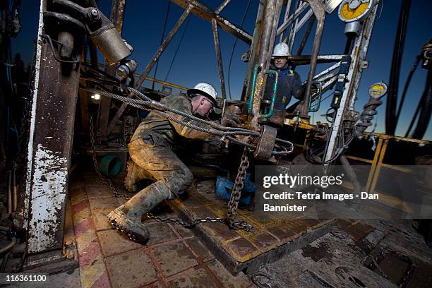 canada, alberta, oil workers using oil drill - petroleiro - fotografias e filmes do acervo