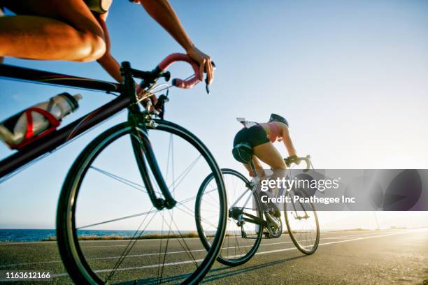 triathlon - racefiets stockfoto's en -beelden