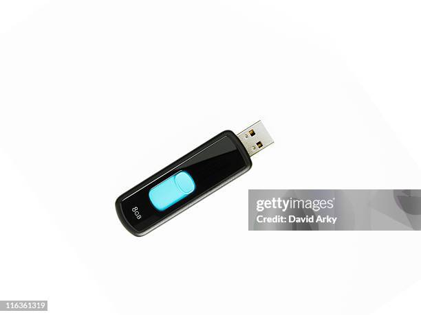 usb stick on white background - pen drive - fotografias e filmes do acervo