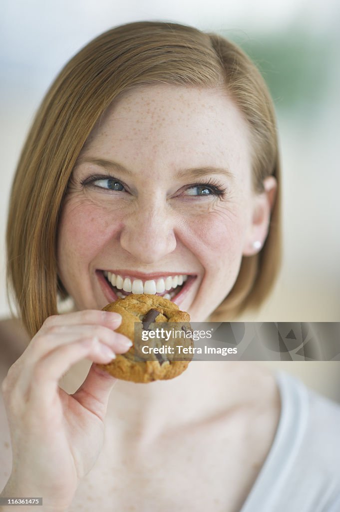 USA, New Jersey, Jersey City, woman eating cookies