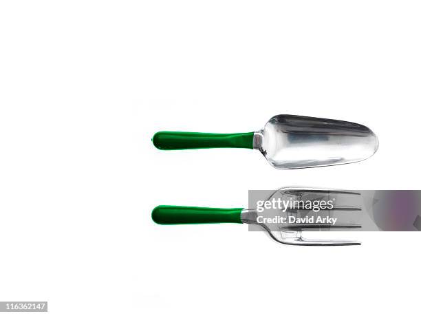 studio shot of spade and gardening fork - forca da giardino foto e immagini stock