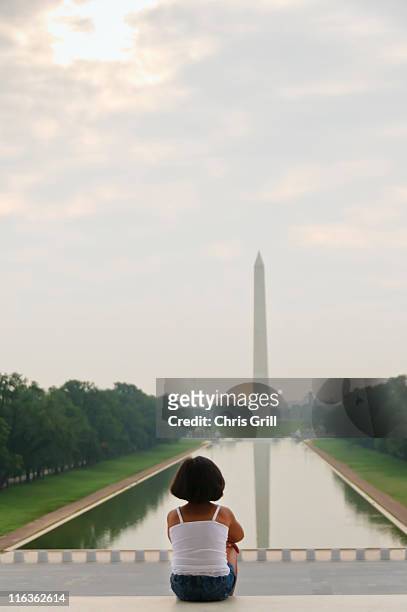 usa, washington dc, girl (6-7) looking at washington monument - national mall stockfoto's en -beelden