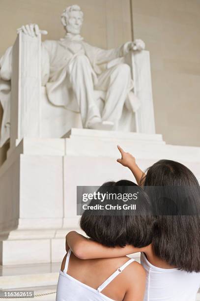 usa, washington dc, lincoln memorial, two girls (10-11] looking at lincoln statue - the mall stock pictures, royalty-free photos & images