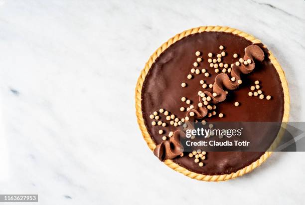 chocolate tart on white background - chocolate cake above fotografías e imágenes de stock