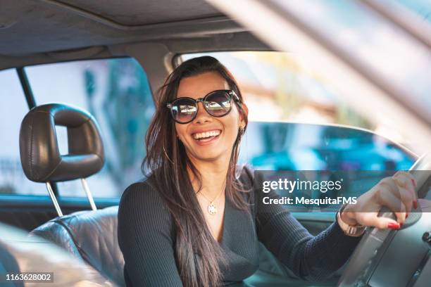 lycklig brunett kvinna som kör en bil - car on driveway bildbanksfoton och bilder