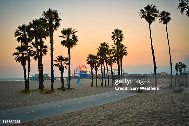 usa, california, santa monica pier at sunset - playa de santa mónica fotografías e imágenes de stock