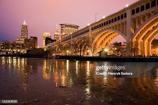 usa, ohio, cleveland, bridge crossing cuyahoga river at dusk - cleveland 個照片及圖片檔