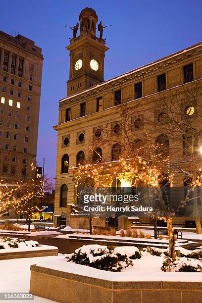 usa, ohio, canton, courthouse building in winter, dusk - canton tower imagens e fotografias de stock