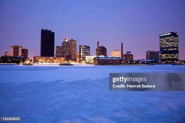 usa, ohio, toledo skyline across frozen river, dusk - toledo ohio stock-fotos und bilder