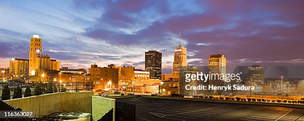 usa, ohio, akron, cityscape at dusk - akron ohio stock-fotos und bilder