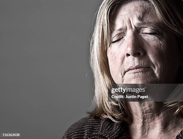 studio portrait of senior woman - distraught photos et images de collection