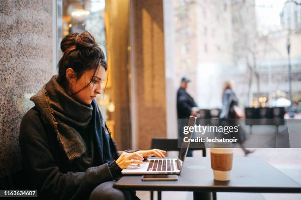 jonge vrouw afwerking werk in het san francisco café - werk laptop buiten stockfoto's en -beelden