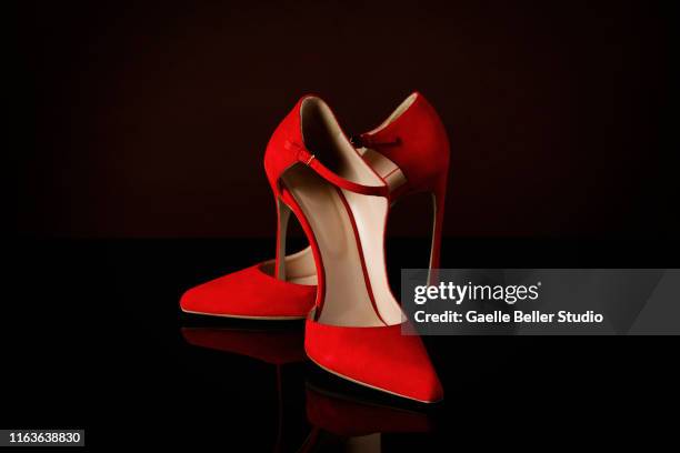 red suede stilettos - high heel stockfoto's en -beelden