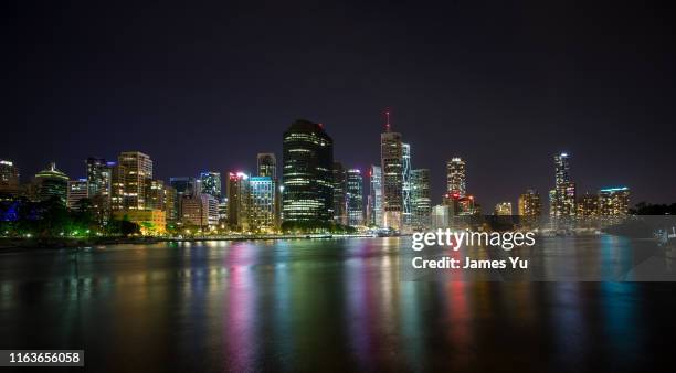 brisbane riverbank nightsence - brisbane skyline stockfoto's en -beelden