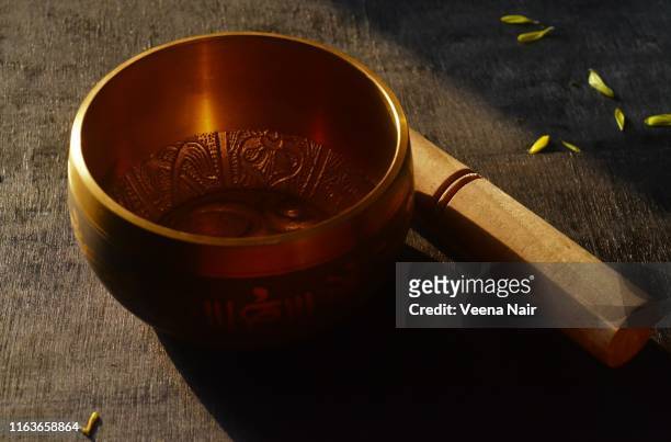 tibetan singing bowl in the morning light - rin gong 個照片及圖片檔