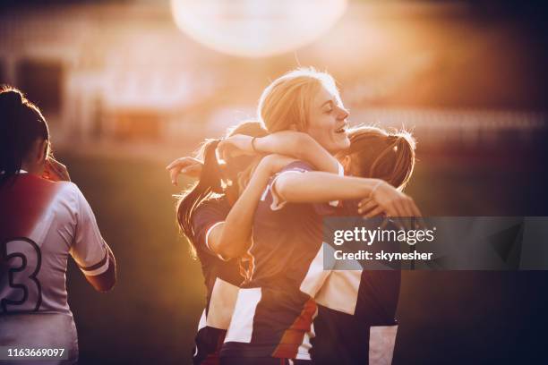 feiern sie den sieg nach dem fußballspiel! - frauenfußball stock-fotos und bilder