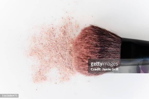 blush brush with pink blush - pincel de blush imagens e fotografias de stock