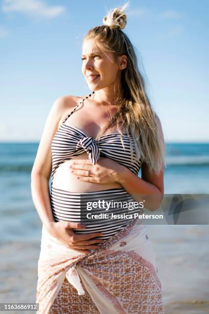 pregnant woman on beach - roupa de grávida imagens e fotografias de stock