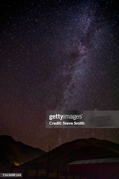 milky way galaxy over mountains - sun valley - fotografias e filmes do acervo