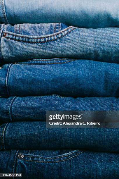 stack of folded jeans - jeans foto e immagini stock