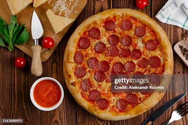 pepperoni pizza with ingredients - pepperoni pizza stock pictures, royalty-free photos & images