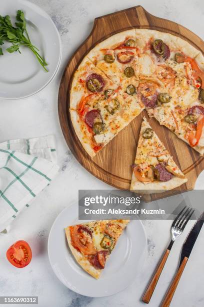 sliced pizza with jalapenos - pepperoni pizza overhead stock pictures, royalty-free photos & images