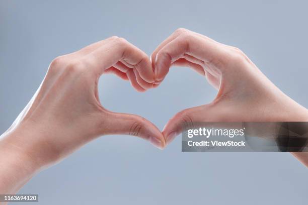 heart-shaped gestures - 心 stockfoto's en -beelden