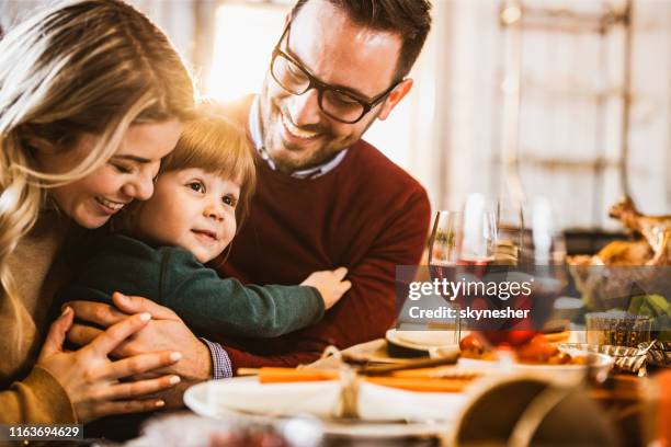 junge liebevolle familie genießen in ihrer zeit am esstisch. - parenting dinner kids stock-fotos und bilder