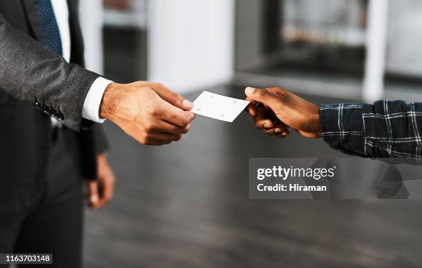 las redes son esenciales para construir relaciones comerciales - tarjeta de negocios fotografías e imágenes de stock