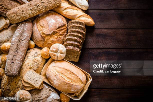 素朴な木製のテーブルのコピースペースを持つパンの品揃え - loaf of bread ストックフォトと画像