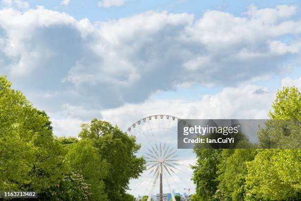 grande roue de paris, the ferris wheel on place de la concorde in paris （day) - roue stock pictures, royalty-free photos & images