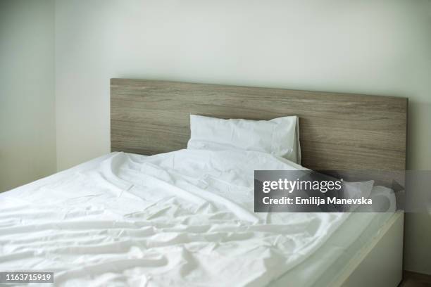 white bed sheets - king size bed stockfoto's en -beelden