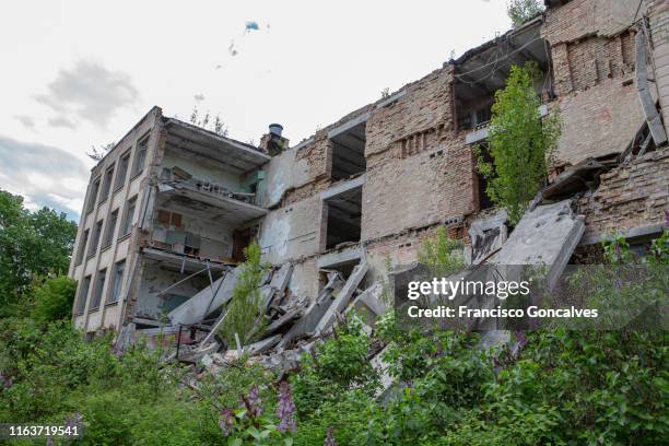 collapsed building in the ghost city of pripyat, chernobyl exclusion zone - pripyat city stock pictures, royalty-free photos & images